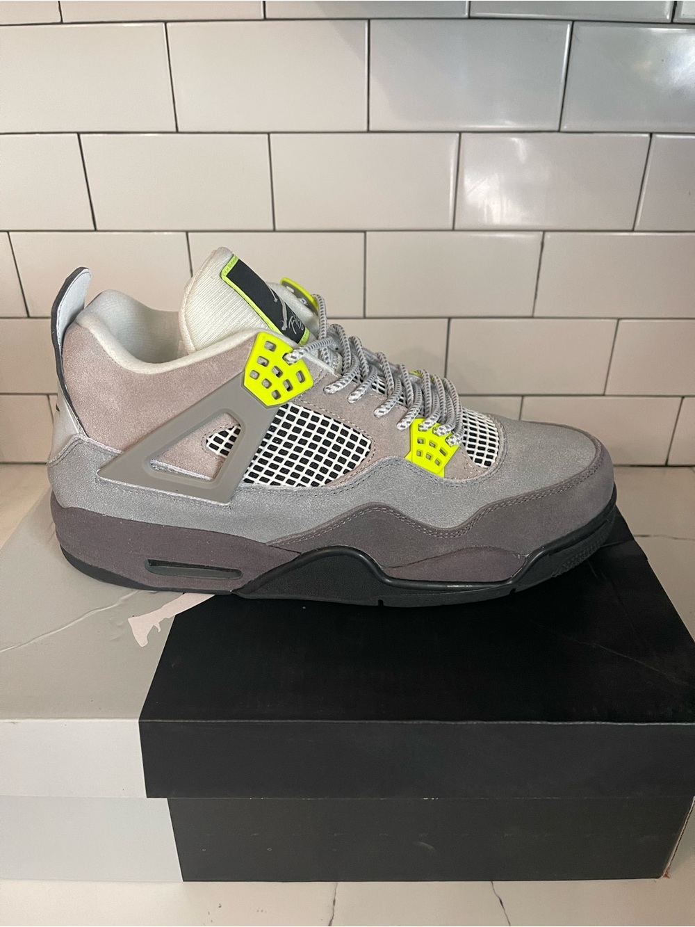Men’s Retro 4 SE Size 10.5.